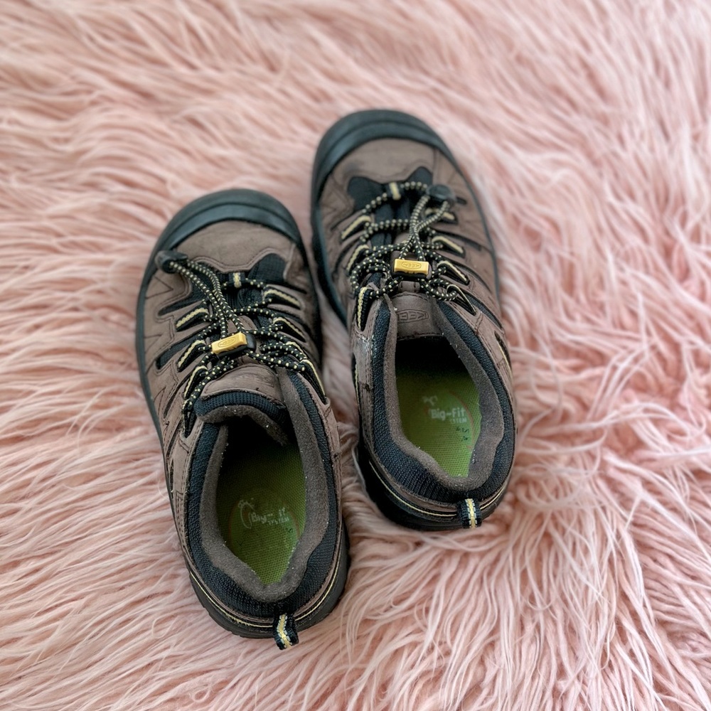 Boys keen shoes size 4